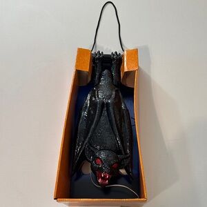 NEW HALLOWEEN ANIMATED HANGING BAT